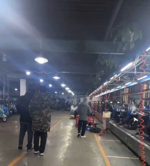 Lead our customers to visit our electric motorcycle production line！